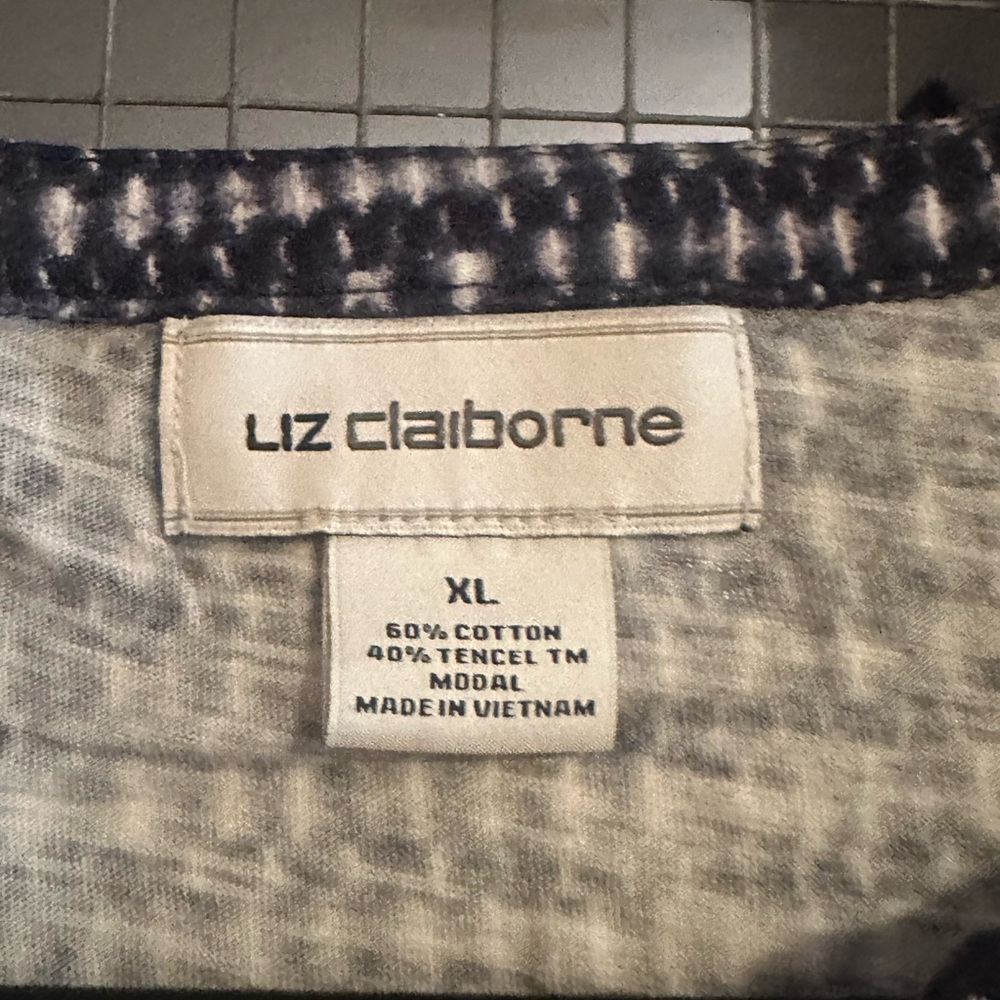 Liz Claiborne Women's Patterned Navy Blouse - Picture 3 of 3
